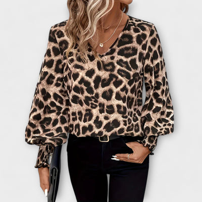 Leyla™ Wild en Stijlvolle Luipaard Blouse met V-Hals