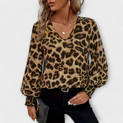Leyla™ Wild en Stijlvolle Luipaard Blouse met V-Hals