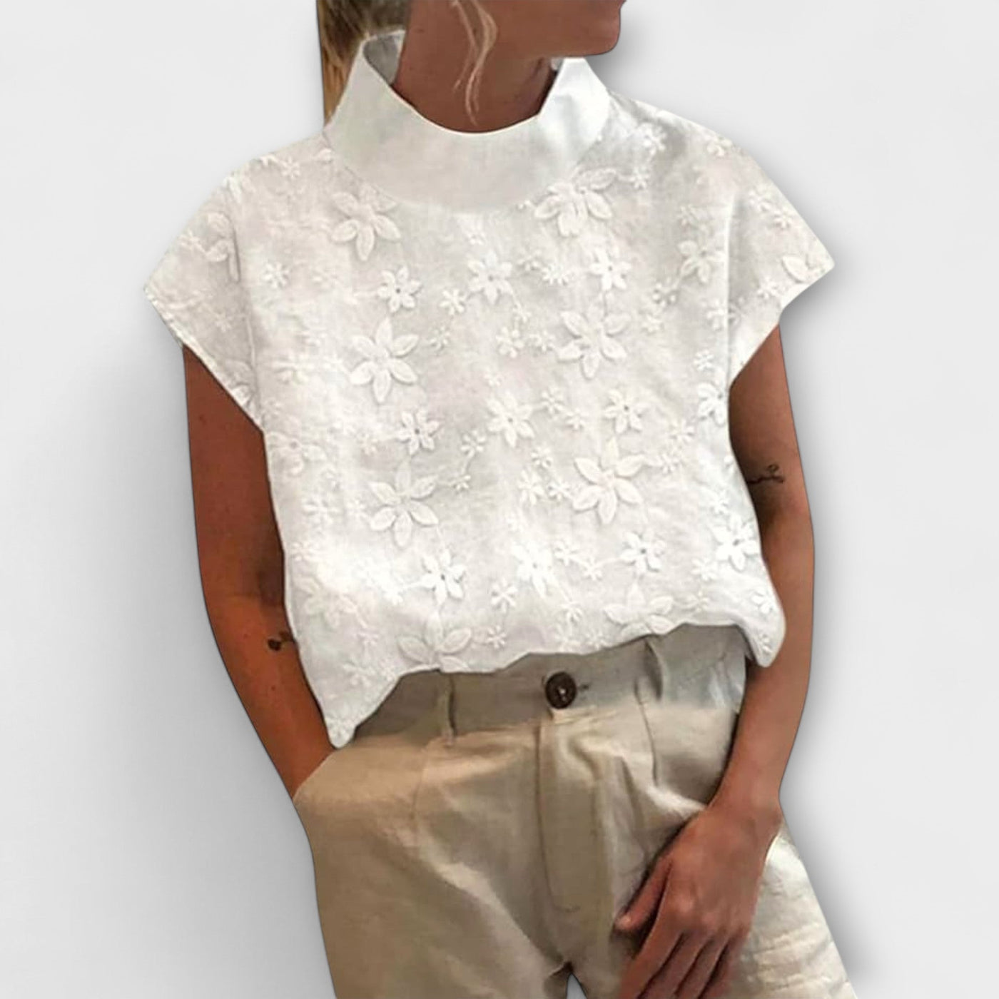Nia – Geborduurde Top met Hoge Hals