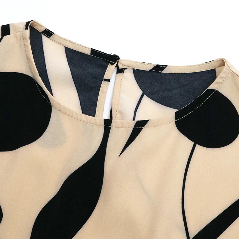 Roos - Jurk met vetersluiting, geplooide ronde hals rok